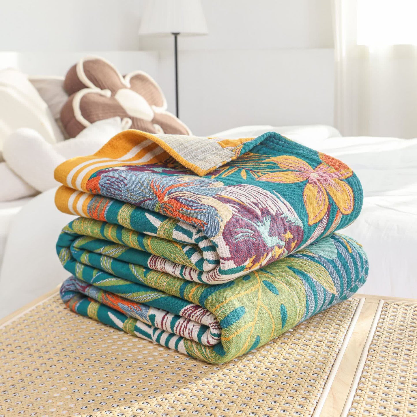Coperta in garza di cotone con motivo a fiori e foglie vivaci