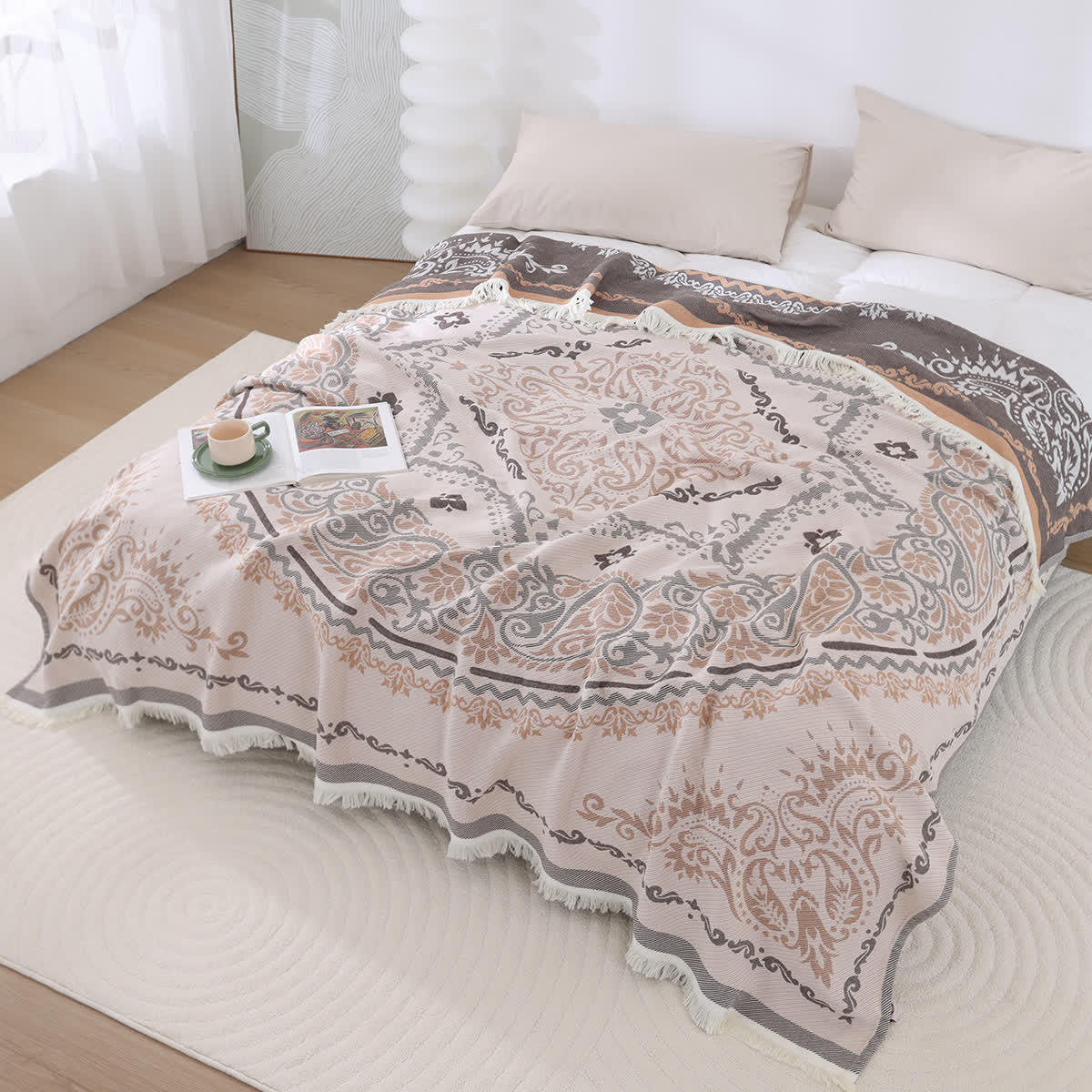 Coperta in garza di cotone leggera con motivo Paisley e nappa