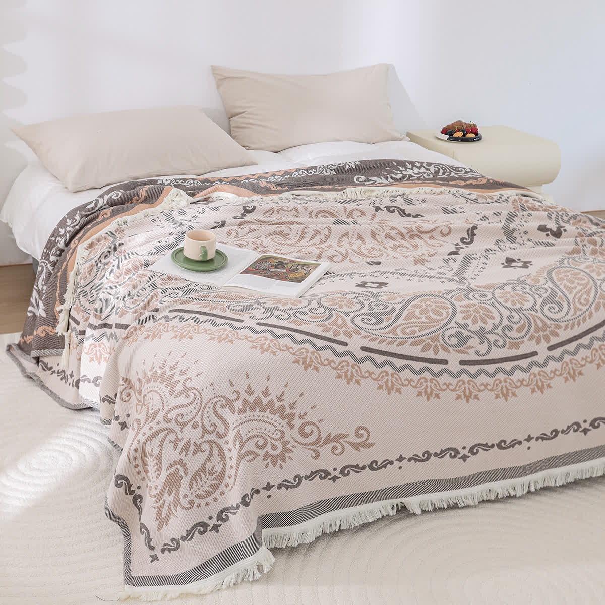 Trapunta leggera in garza di cotone con motivo paisley e nappe