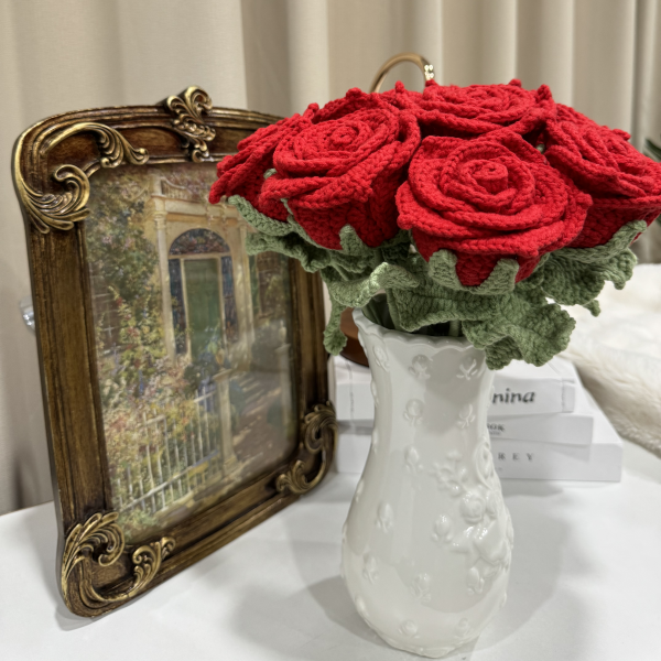 Ornamento a forma di bouquet di rose luminose intrecciate a mano