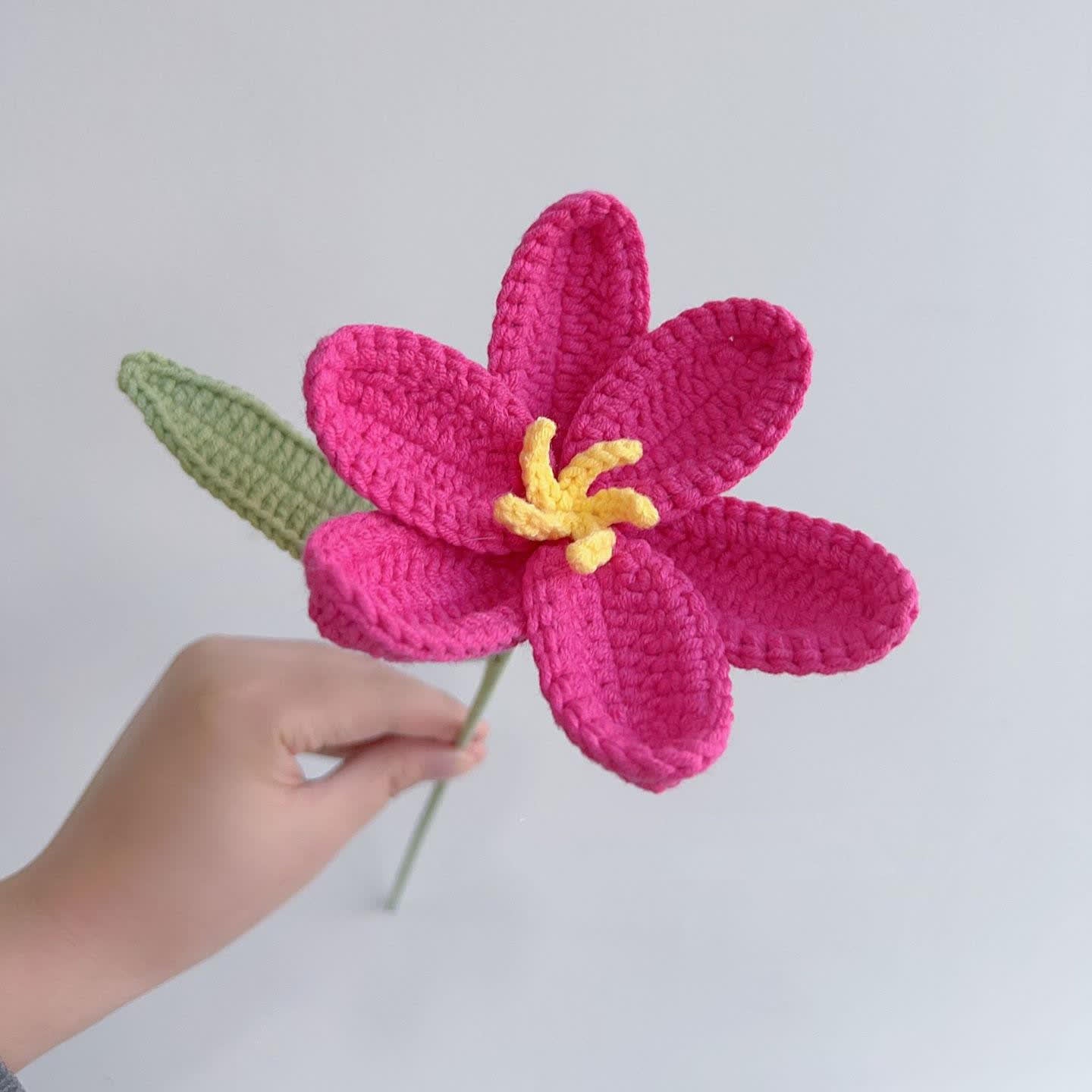Ornamento a forma di bouquet di tulipani intrecciato a mano