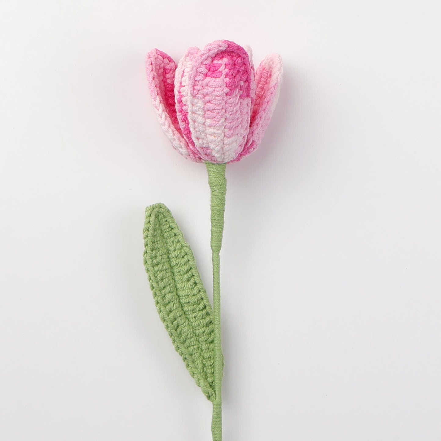Ornamento a forma di bouquet di tulipani intrecciato a mano