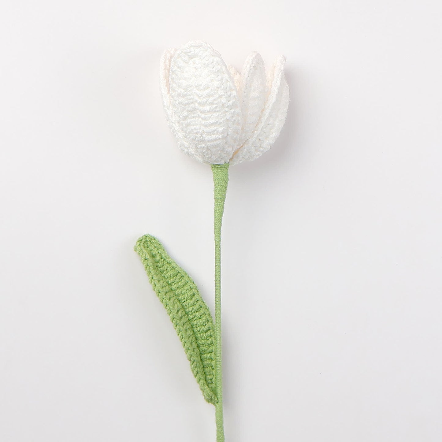 Ornamento a forma di bouquet di tulipani intrecciato a mano
