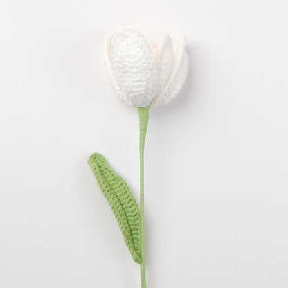Ornamento a forma di bouquet di tulipani intrecciato a mano