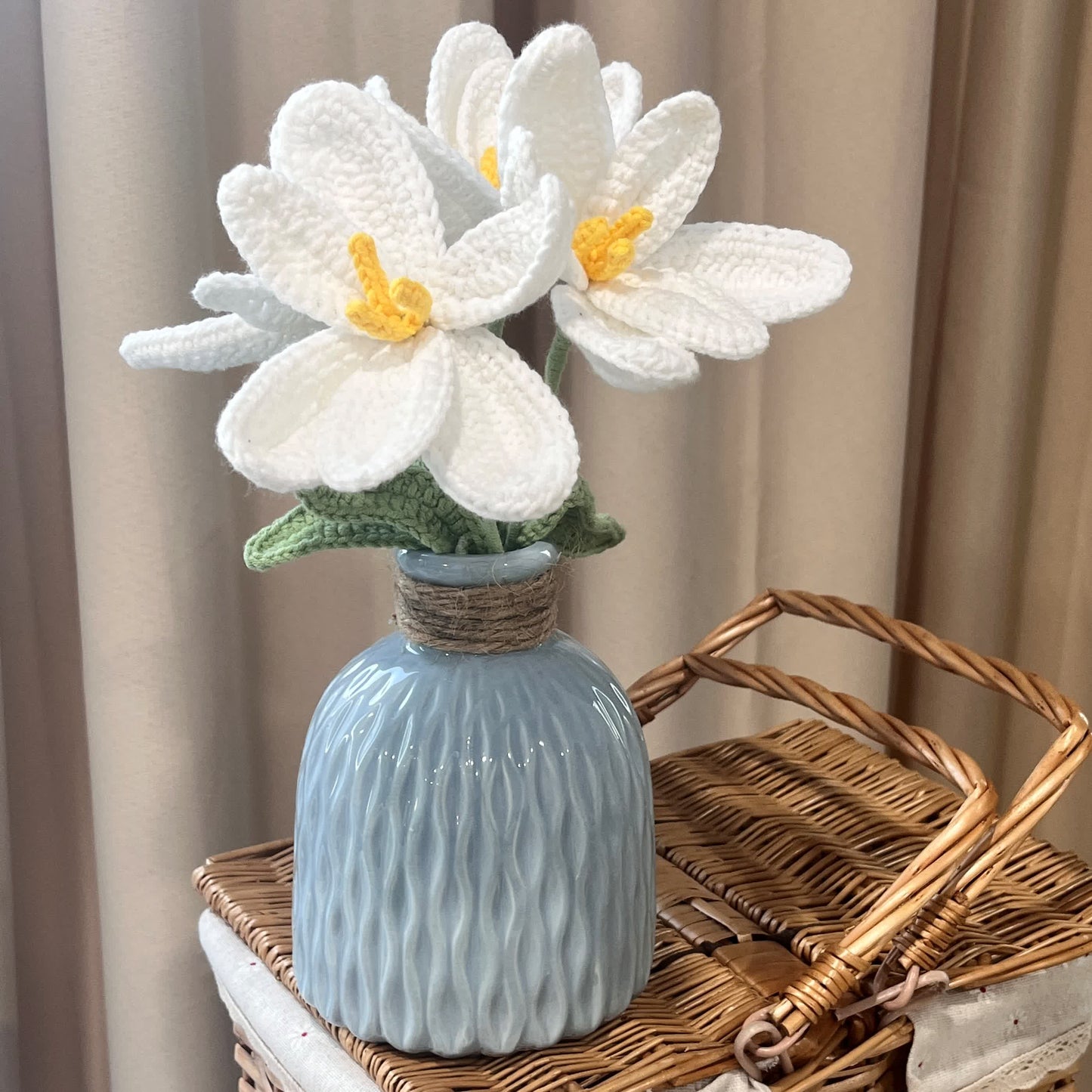 Ornamento a forma di bouquet di tulipani intrecciato a mano