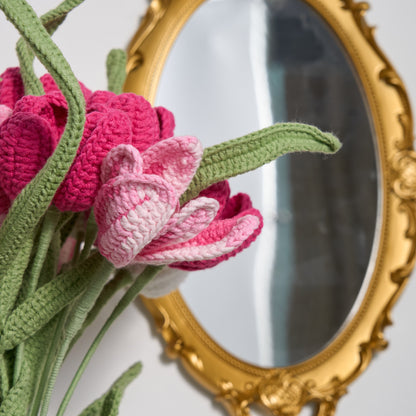 Set di vasi con bouquet di tulipani all'uncinetto in stile fattoria