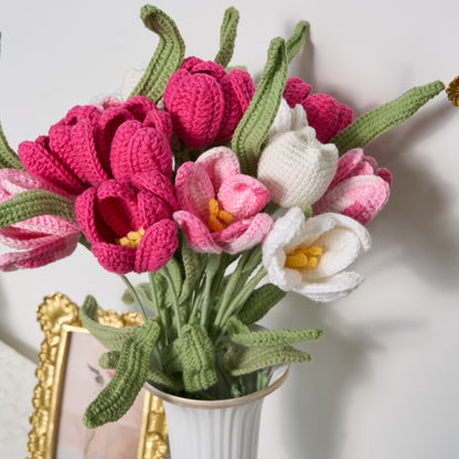 Set di vasi con bouquet di tulipani all'uncinetto in stile fattoria