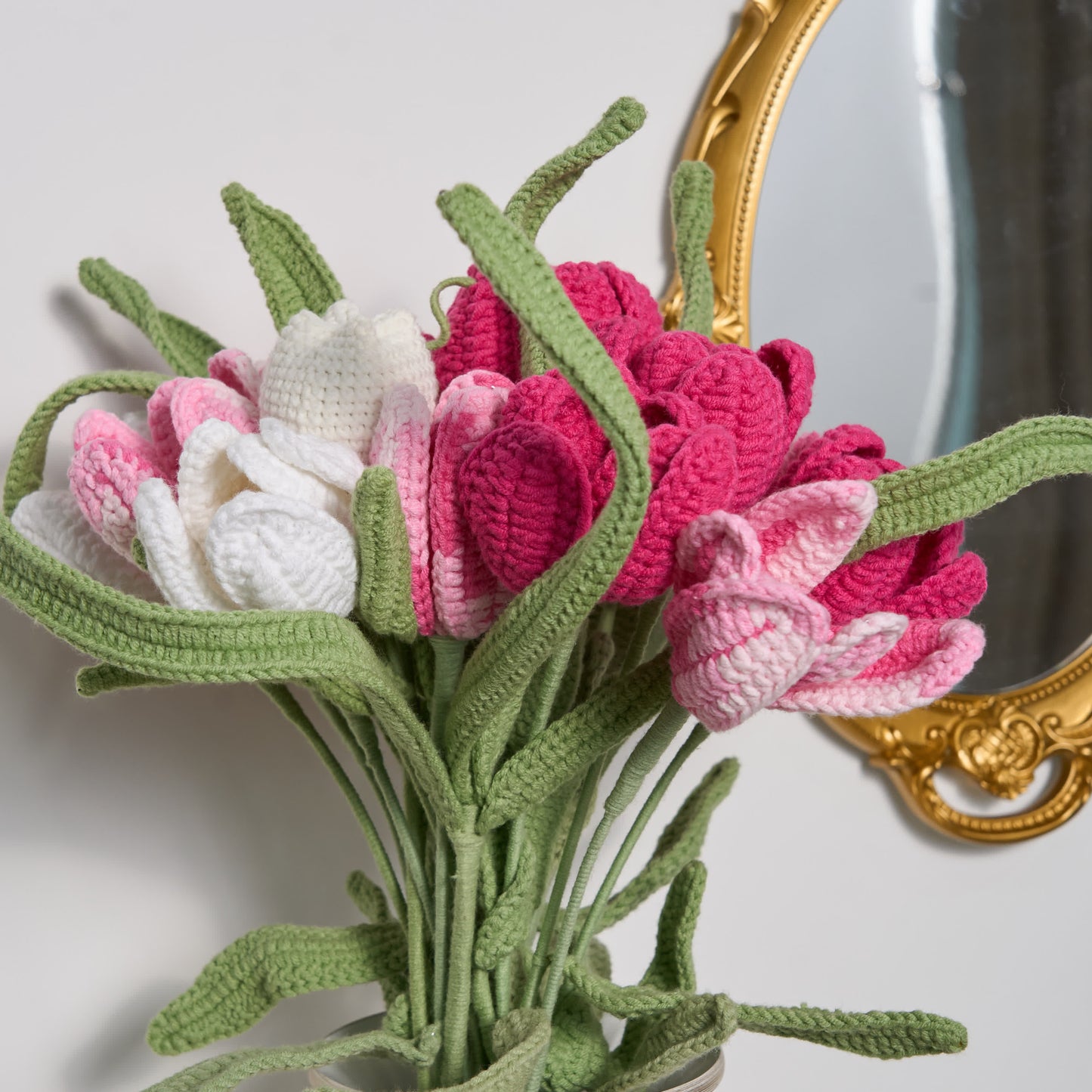 Set di vasi con bouquet di tulipani all'uncinetto in stile fattoria