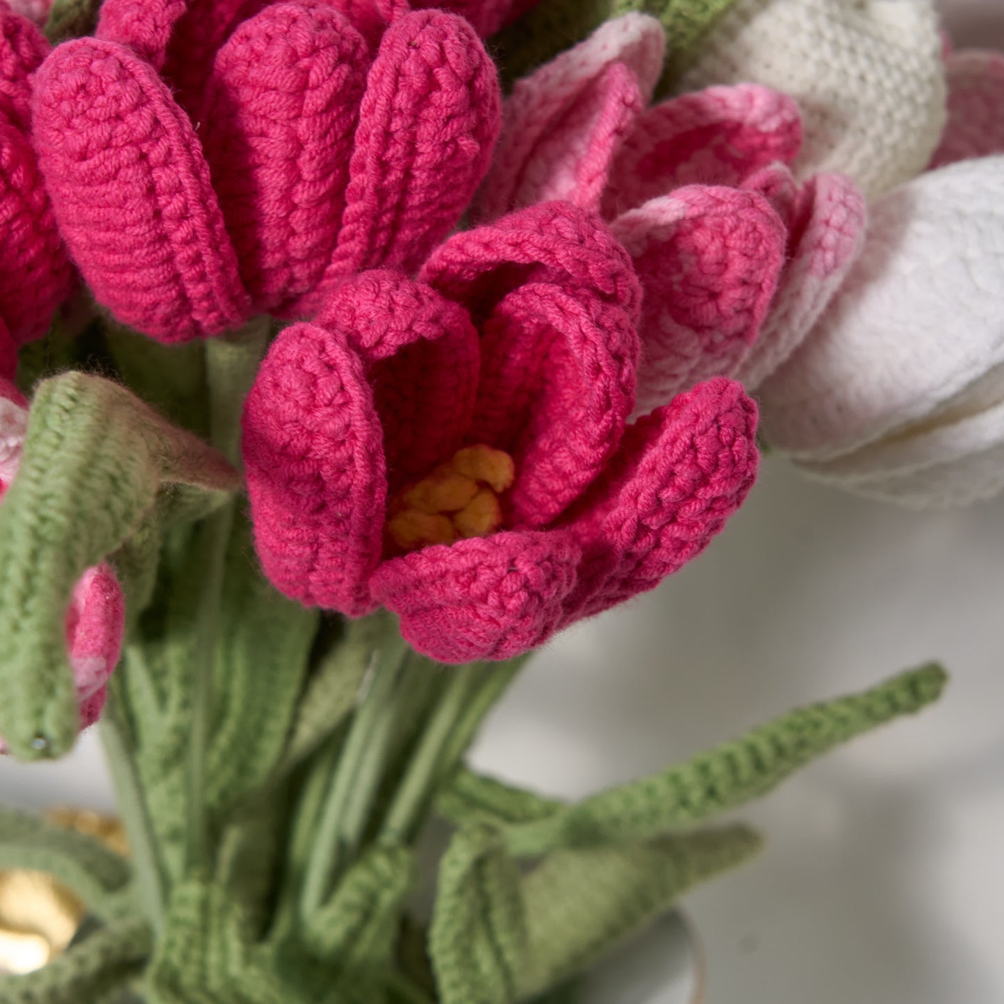 Set di vasi con bouquet di tulipani all'uncinetto in stile fattoria