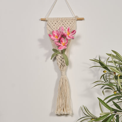 Ornamento a forma di bouquet di tulipani intrecciato a mano
