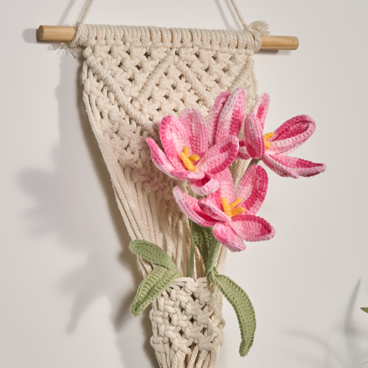 Ornamento a forma di bouquet di tulipani intrecciato a mano