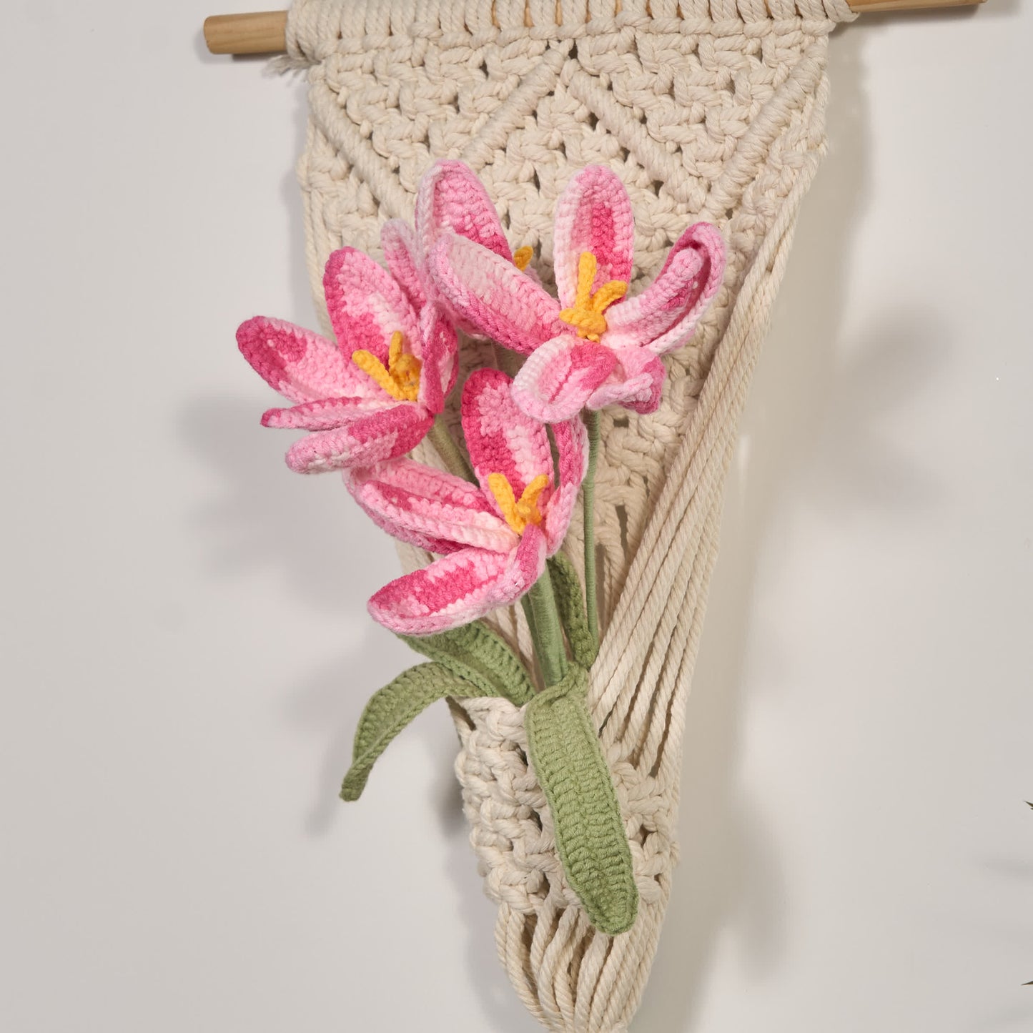 Ornamento a forma di bouquet di tulipani intrecciato a mano