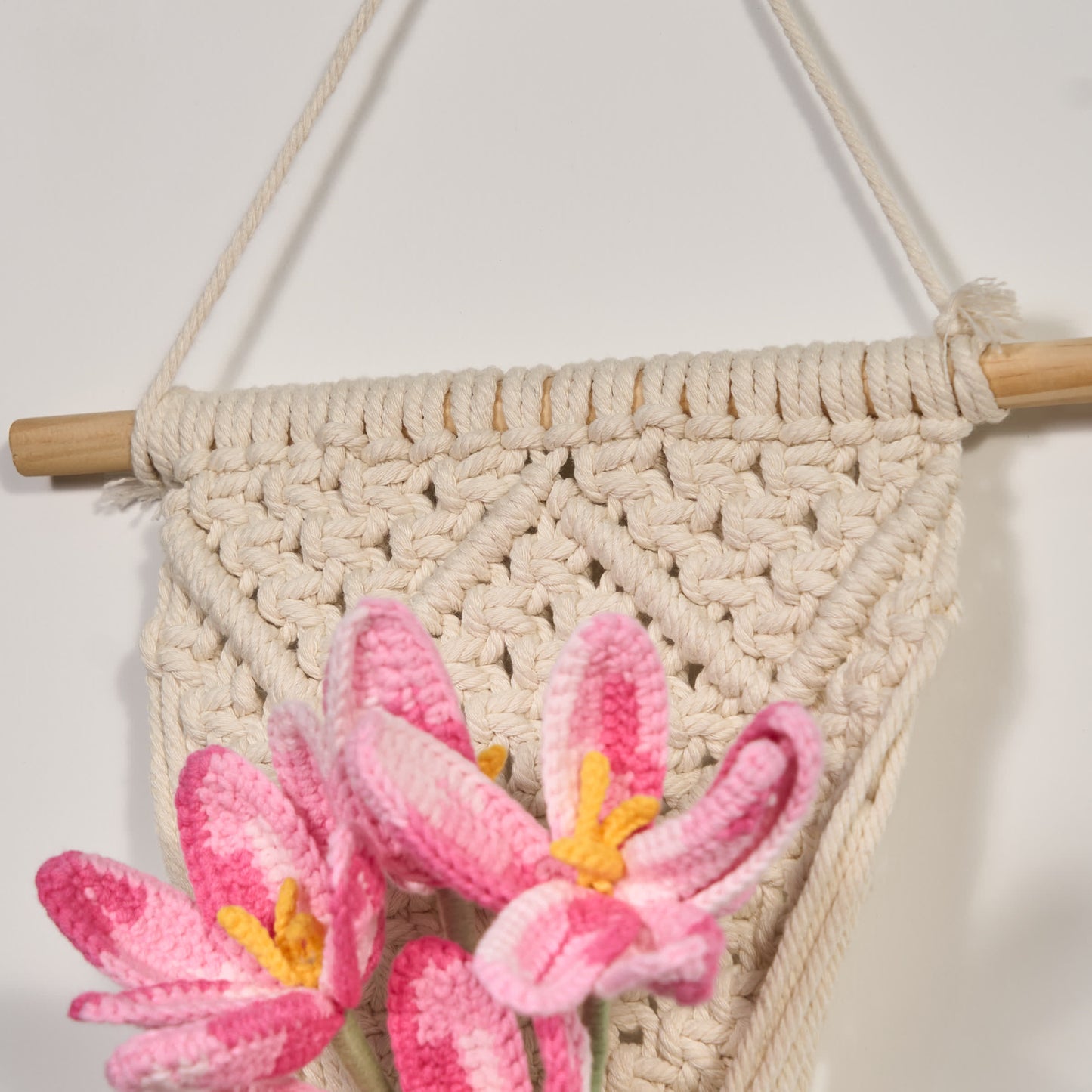 Ornamento a forma di bouquet di tulipani intrecciato a mano