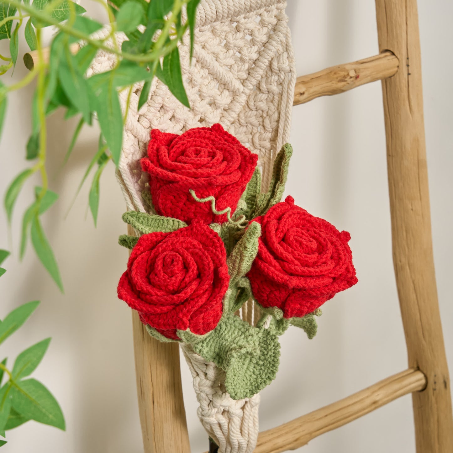 Ornamento a forma di bouquet di rose luminose intrecciate a mano