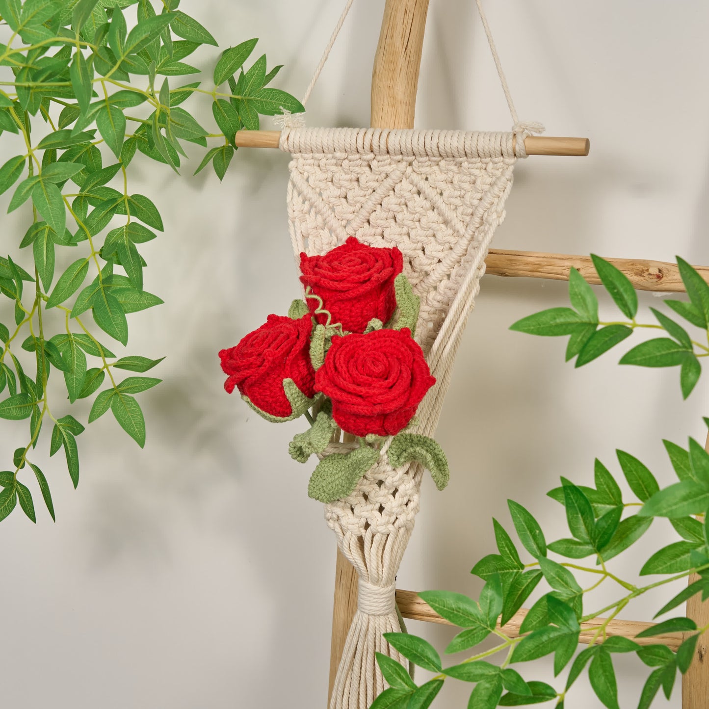 Ornamento a forma di bouquet di rose luminose intrecciate a mano
