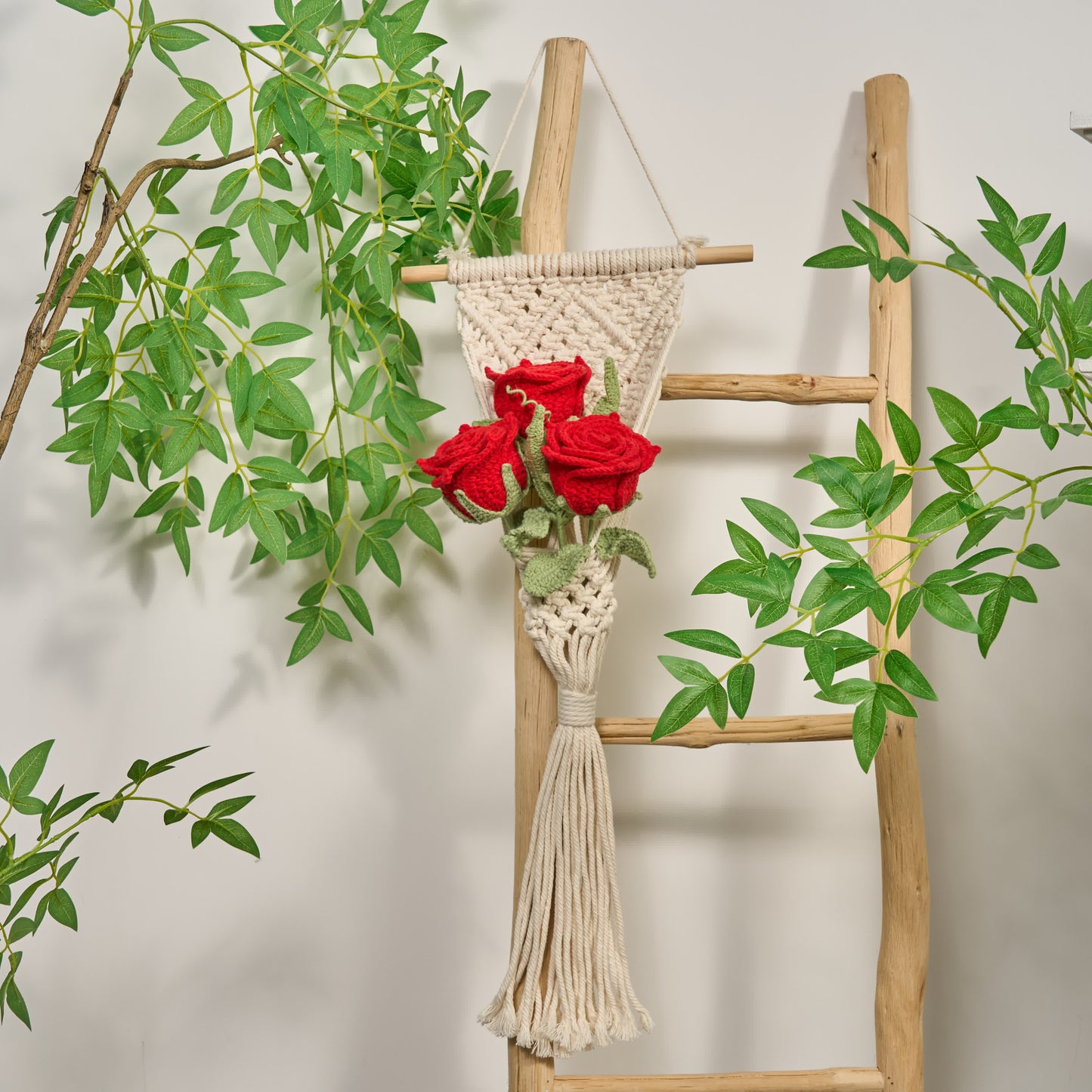 Ornamento a forma di bouquet di rose luminose intrecciate a mano