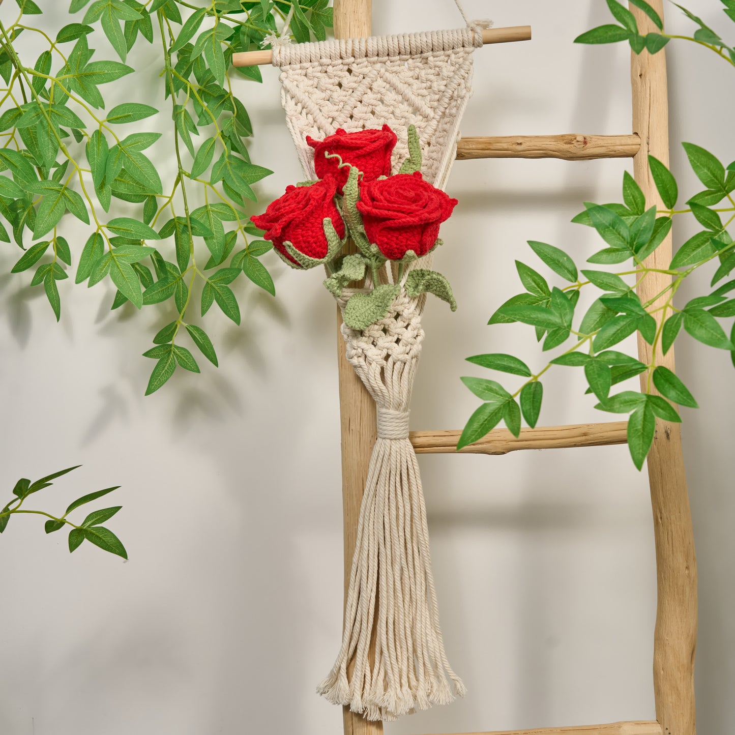 Ornamento a forma di bouquet di rose luminose intrecciate a mano