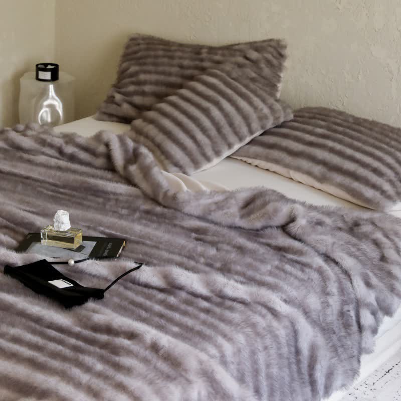 Coperta moderna in pelliccia sintetica a righe