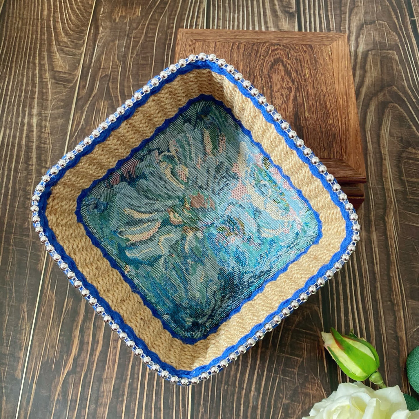 Cestino portaoggetti da tavolo vintage floreale intrecciato a mano