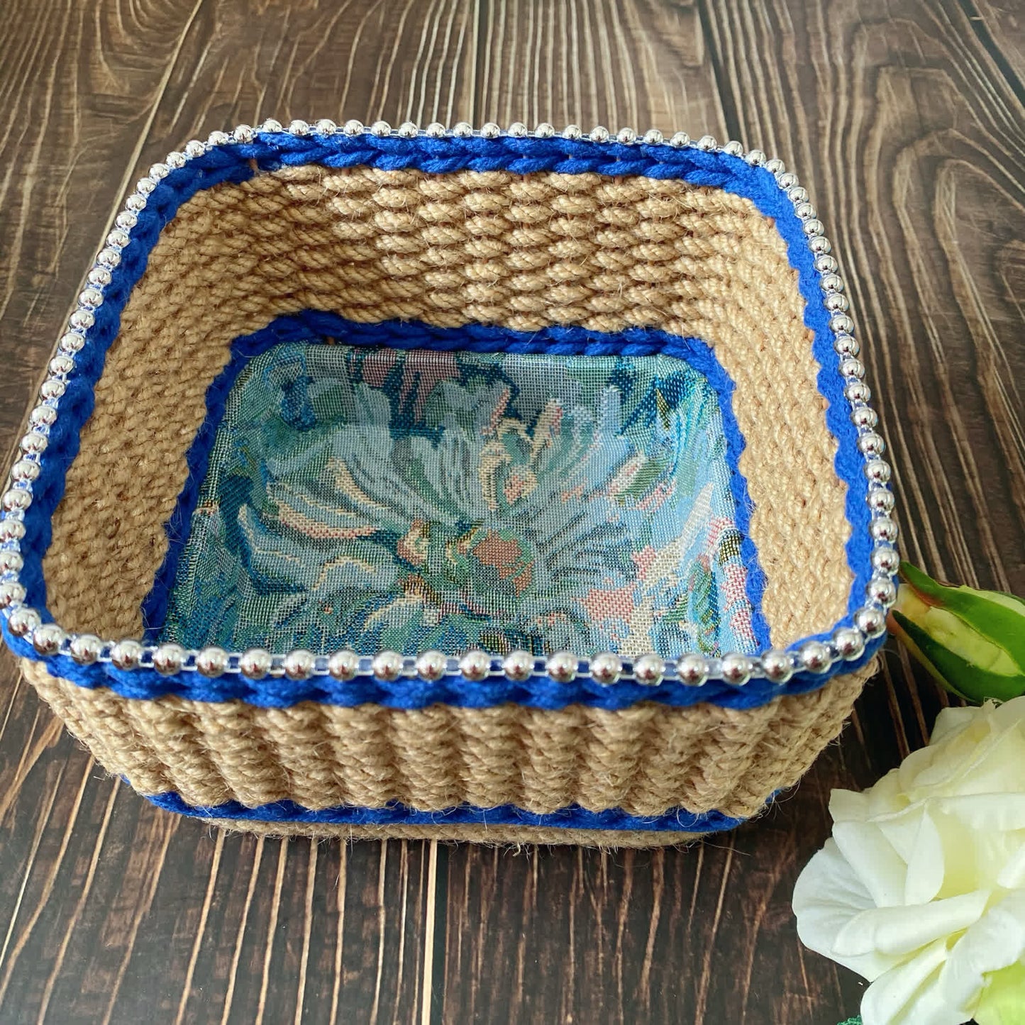 Cestino portaoggetti da tavolo vintage floreale intrecciato a mano