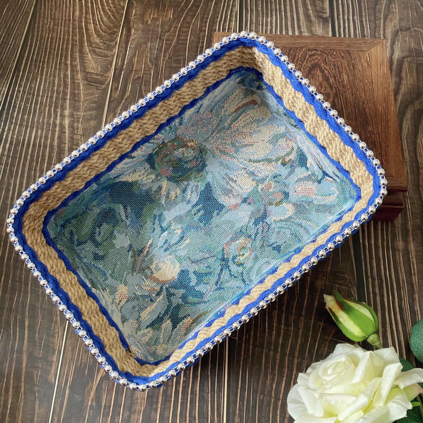 Cestino portaoggetti da tavolo vintage floreale intrecciato a mano