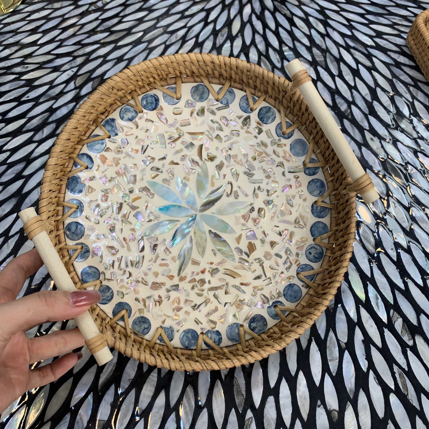 Cestino portaoggetti rotondo in rattan intrecciato