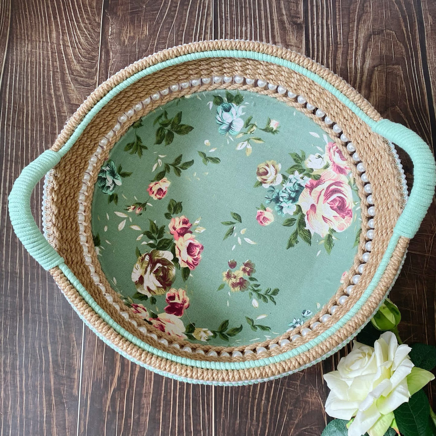Elegante cestino portaoggetti da tavolo fatto a mano con rose