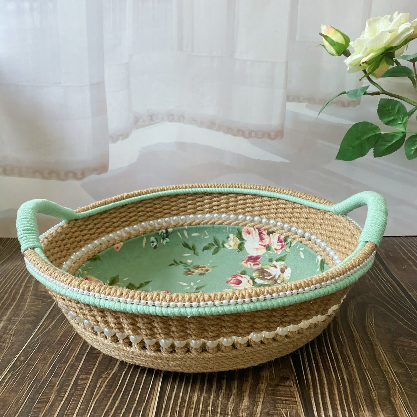 Elegante cestino portaoggetti da tavolo fatto a mano con rose