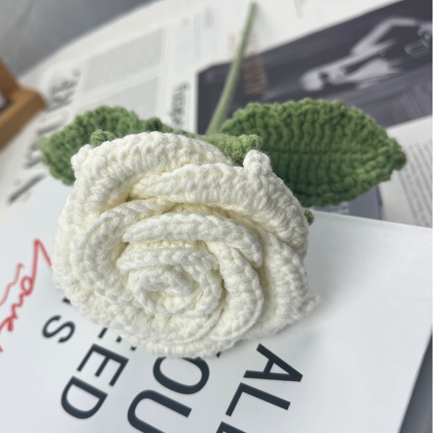 Ornamento a forma di bouquet di rose luminose intrecciate a mano