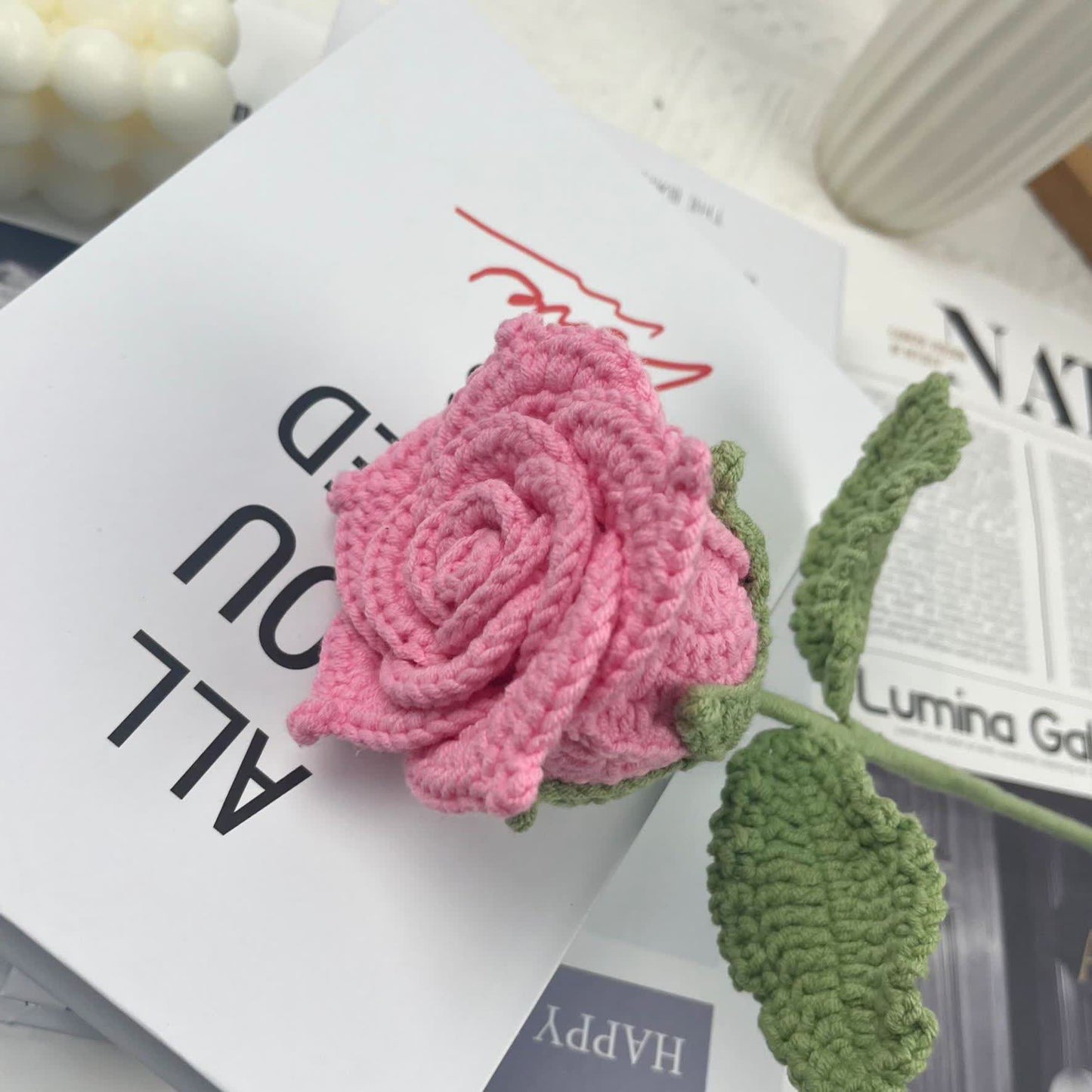 Ornamento a forma di bouquet di rose luminose intrecciate a mano