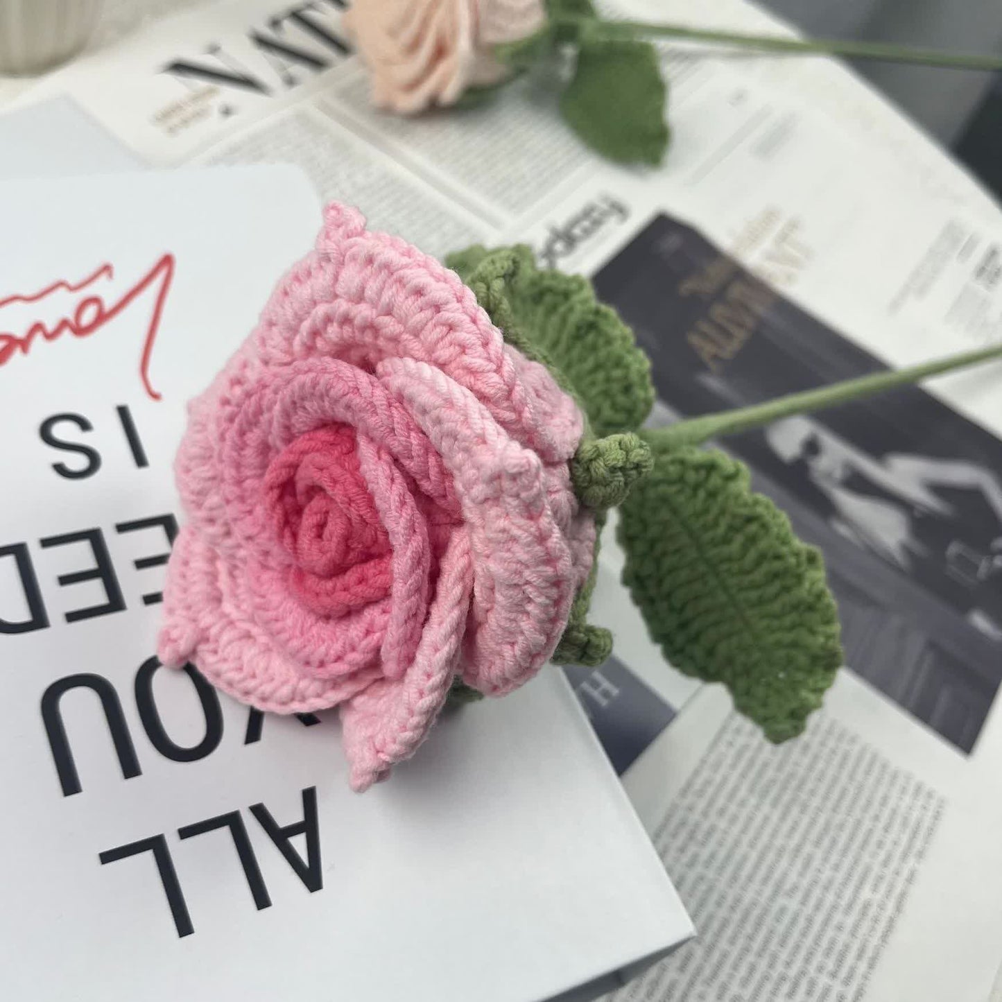 Ornamento a forma di bouquet di rose luminose intrecciate a mano