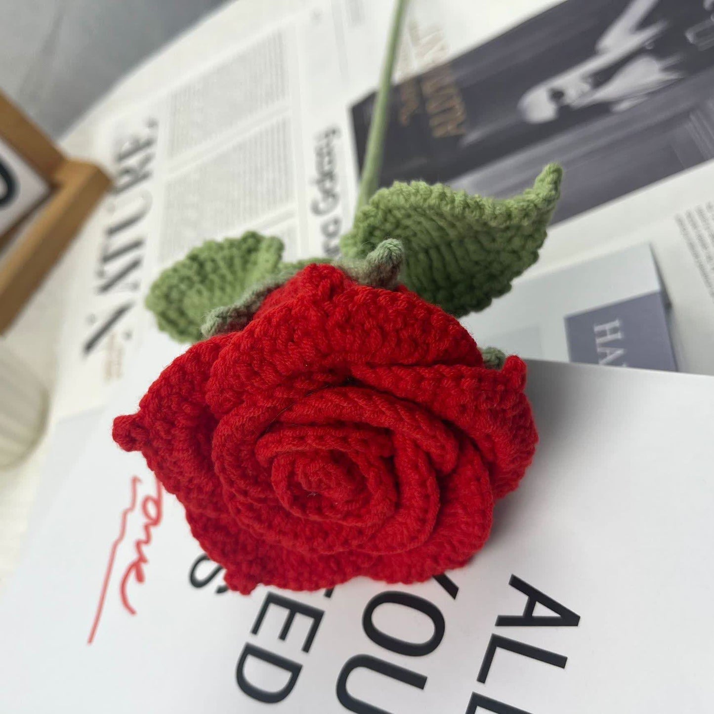 Ornamento a forma di bouquet di rose luminose intrecciate a mano