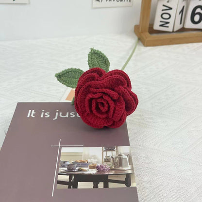 Ornamento di filato fatto a mano all'uncinetto a forma di rosa artificiale