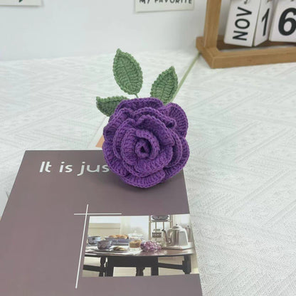 Ornamento di filato fatto a mano all'uncinetto a forma di rosa artificiale