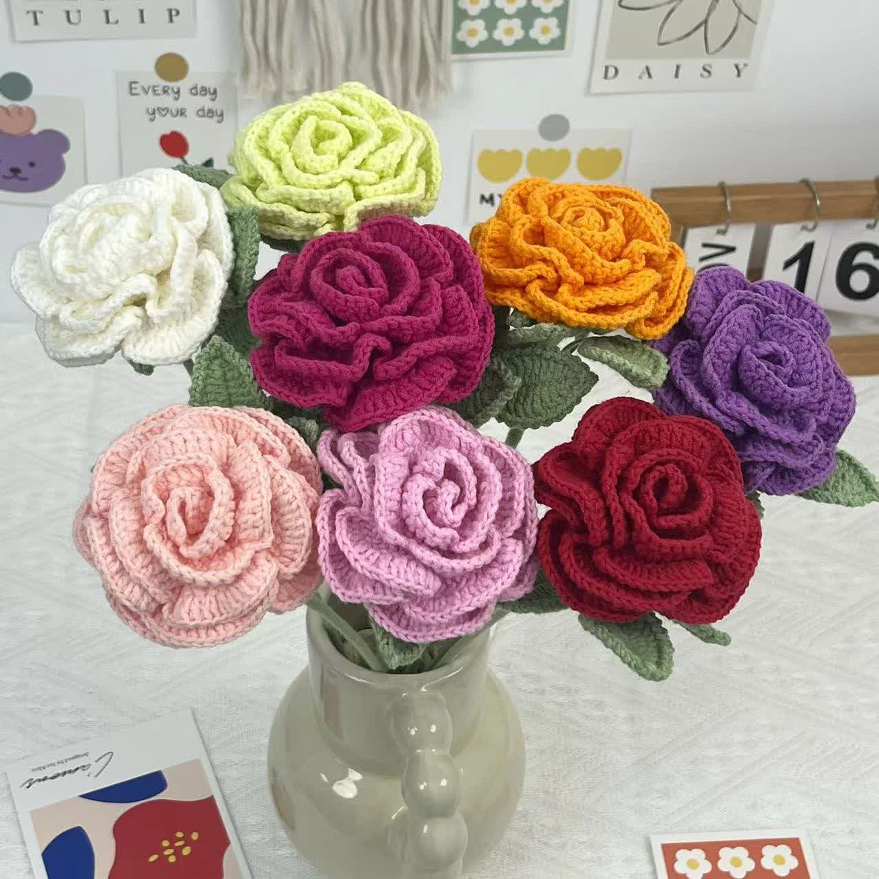 Ornamento di filato fatto a mano all'uncinetto a forma di rosa artificiale