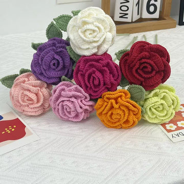 Ornamento di filato fatto a mano all'uncinetto a forma di rosa artificiale