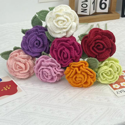 Ornamento di filato fatto a mano all'uncinetto a forma di rosa artificiale