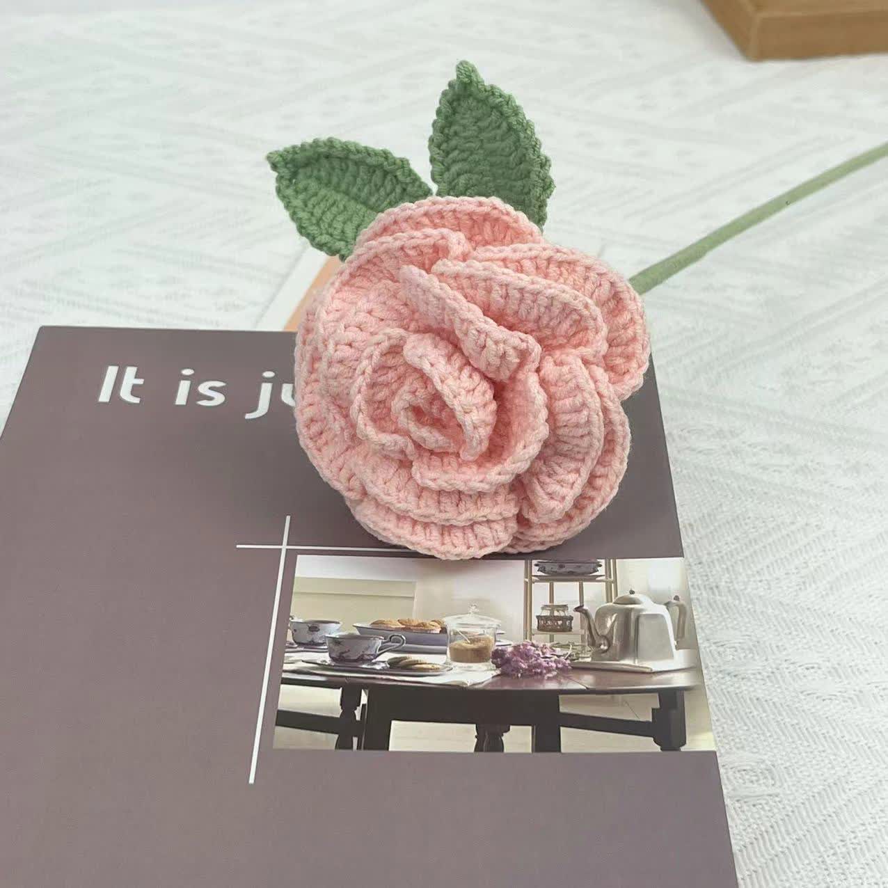 Ornamento di filato fatto a mano all'uncinetto a forma di rosa artificiale