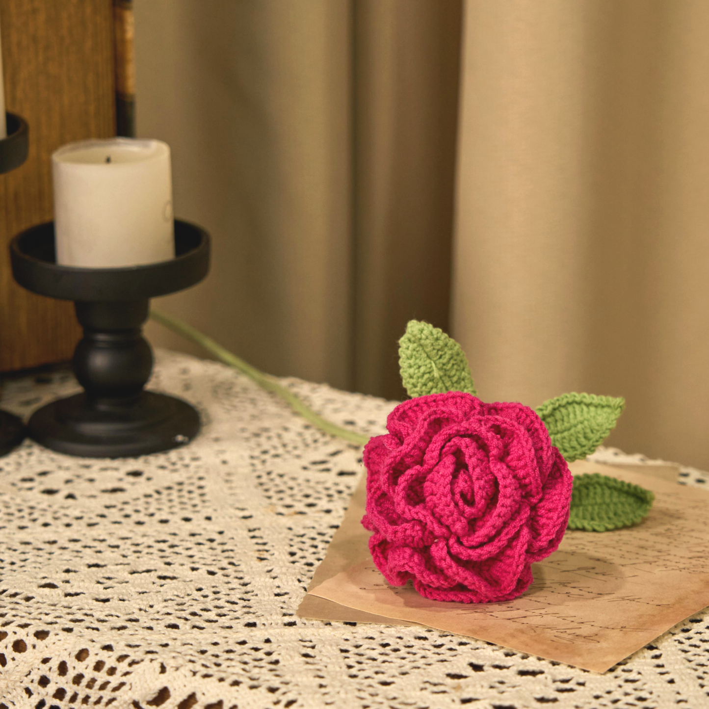 Ornamento di filato fatto a mano all'uncinetto a forma di rosa artificiale