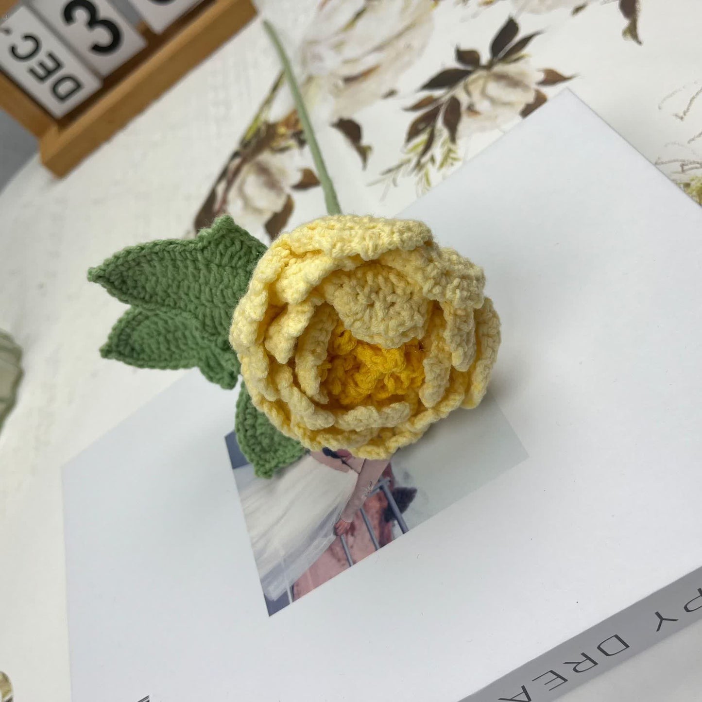Decorazione per la casa in filato lavorato all'uncinetto a mano, fiore di peonia