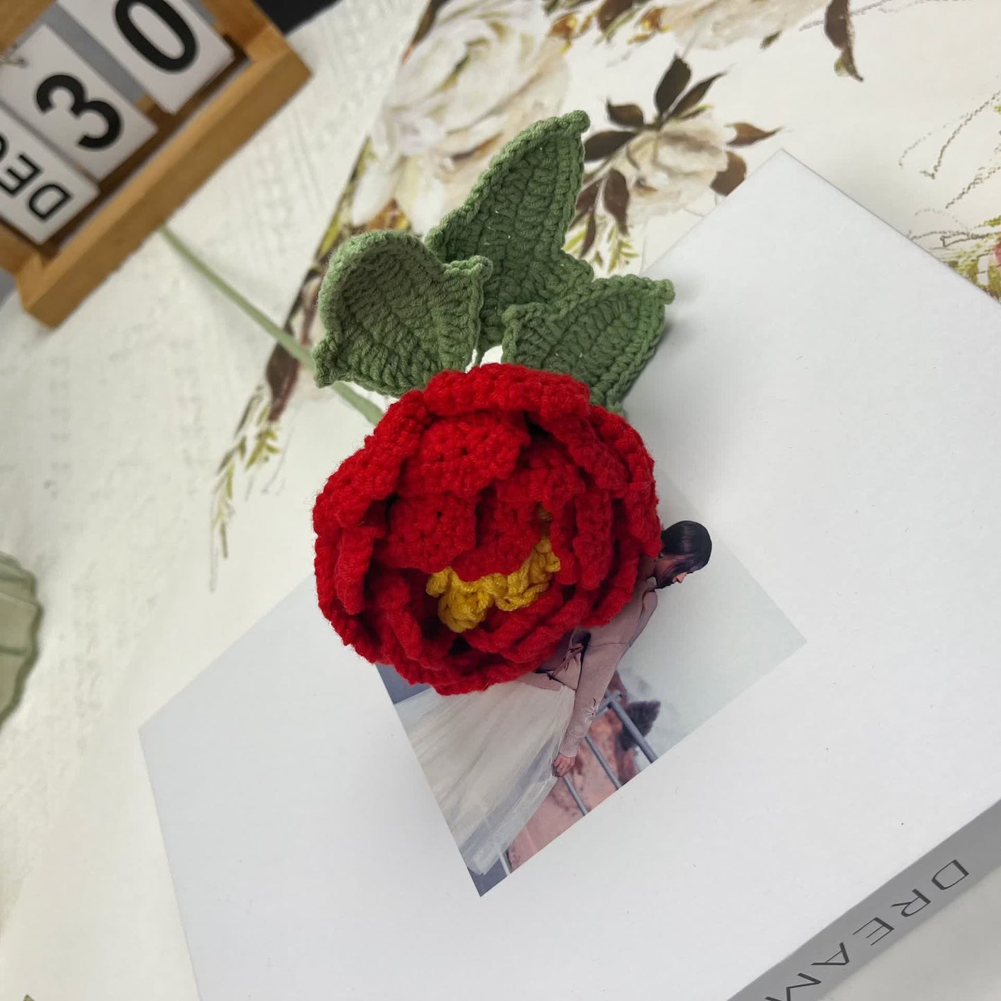 Decorazione per la casa in filato lavorato all'uncinetto a mano, fiore di peonia