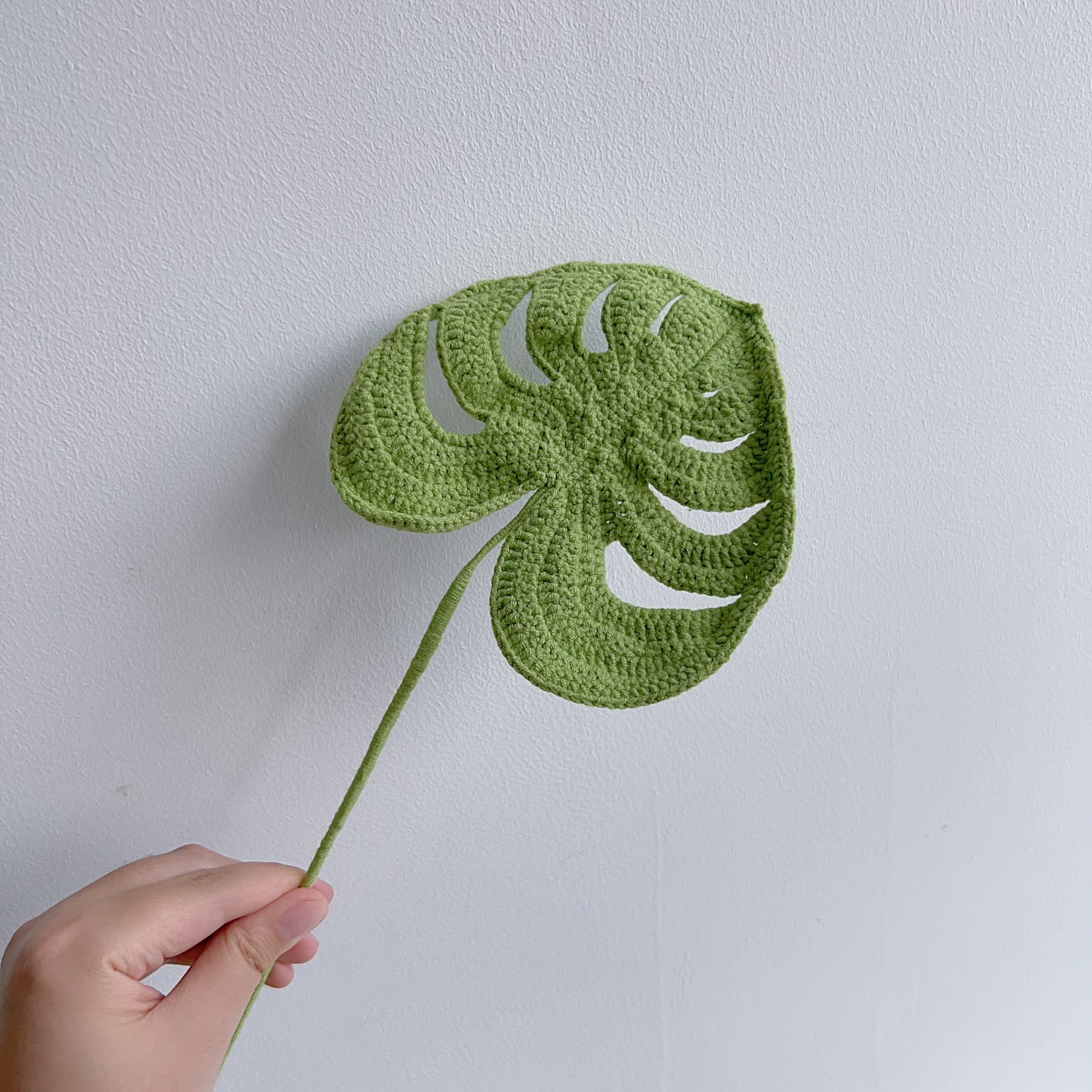 Foglia di Monstera in filato lavorato a mano