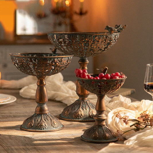 Vassoio decorativo in ferro vintage con gambe alte per la frutta
