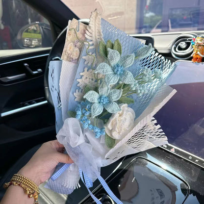 Bouquet di rose e girasoli lavorati a maglia e all'uncinetto a mano