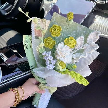 Bouquet di rose e girasoli lavorati a maglia e all'uncinetto a mano