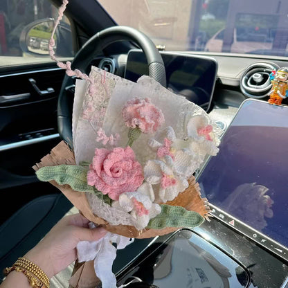 Bouquet di rose e girasoli lavorati a maglia e all'uncinetto a mano