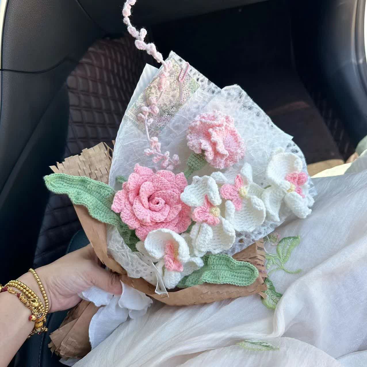 Bouquet di rose e girasoli lavorati a maglia e all'uncinetto a mano