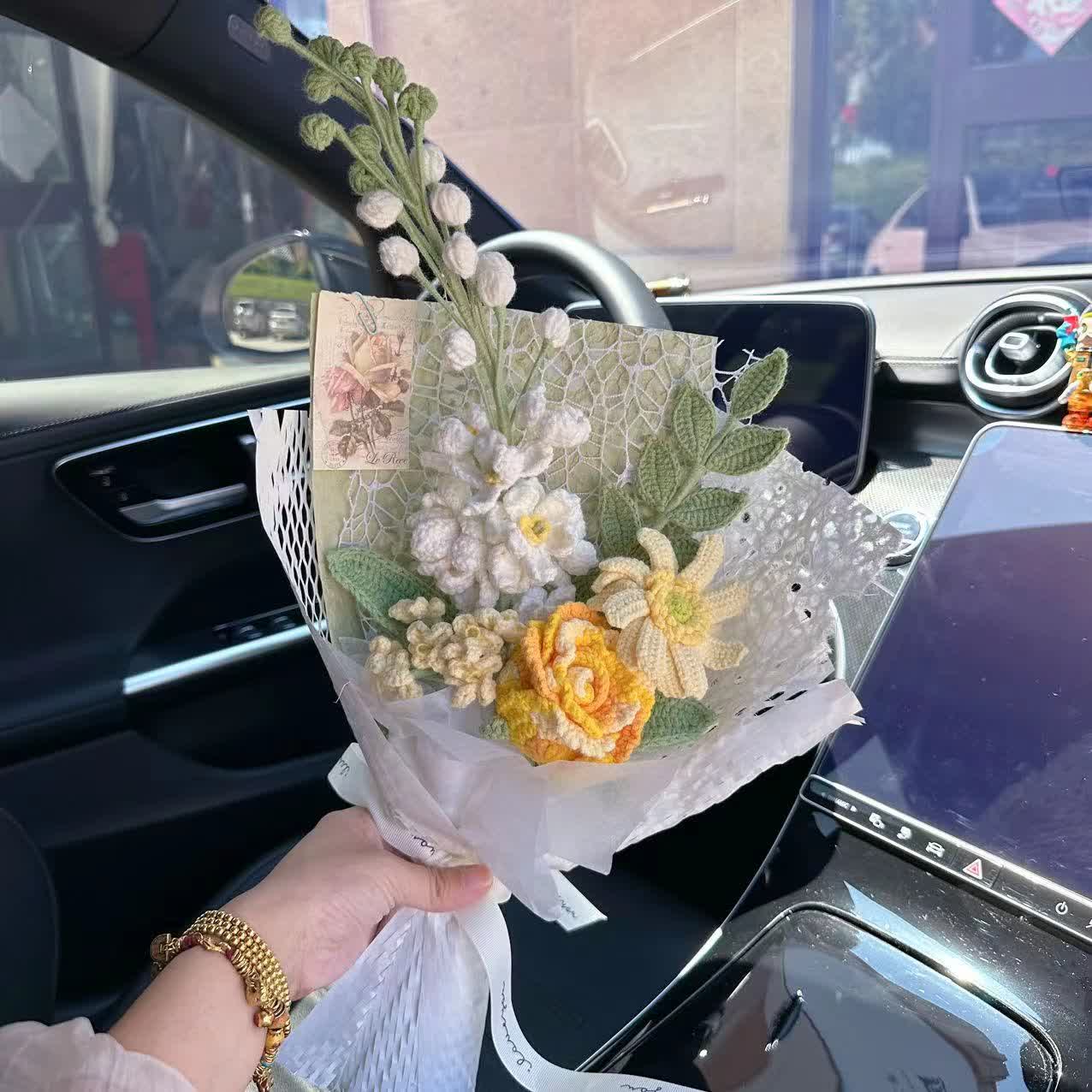 Bouquet di rose e girasoli lavorati a maglia e all'uncinetto a mano