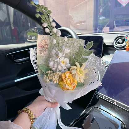 Bouquet di rose e girasoli lavorati a maglia e all'uncinetto a mano