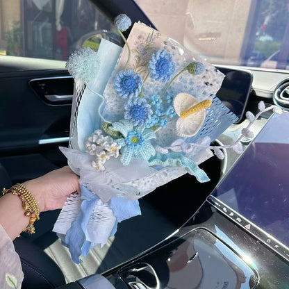 Bouquet di rose e girasoli lavorati a maglia e all'uncinetto a mano